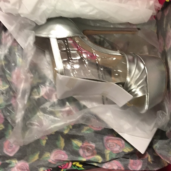 Betsey Johnson Elizabeth Platform T Strap Heels - Picture 3 of 3